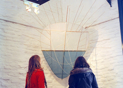 ÍLIYMA — 2009 — Medidas: 2,30 mx 1,65 m (Total: 9,00 m)Materiais: Bambu. Papel kraft Telas de resina Seda. Tinta nanquim. Acrílicos. Papel Batik. Papel de Seda — Fabio Crisanti